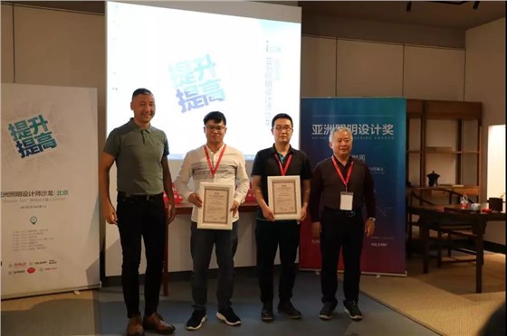 常志剛先生和徐華先生分別為秦敏和劉曉新頒獎(jiǎng)